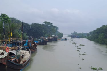 বৈরী আবহাওয়ায় উত্তাল সাগর, নিরাপদ আশ্রয়ে মাছ ধরার ট্রলার