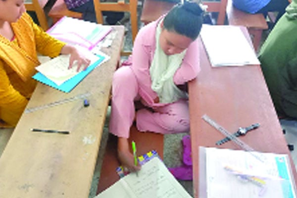পা দিয়ে লিখে পরীক্ষা দিচ্ছেন কলি রানী