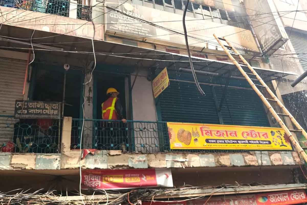 চকবাজারে খাজা মার্কেটের আগুন নিয়ন্ত্রণে