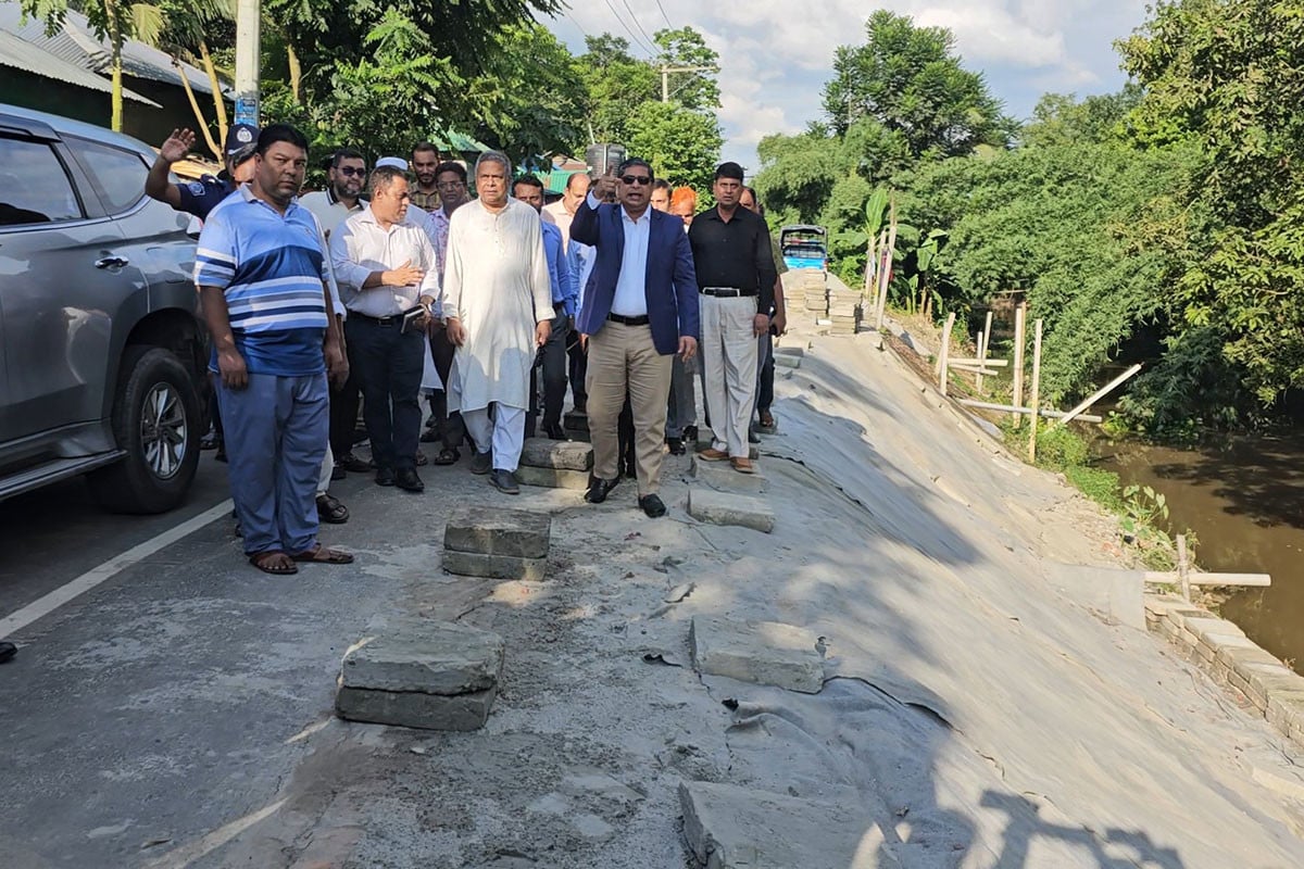 ৯ কোটি টাকার সড়ক ধস: পরিদর্শনে স্থানীয় সরকার প্রতিমন্ত্রী