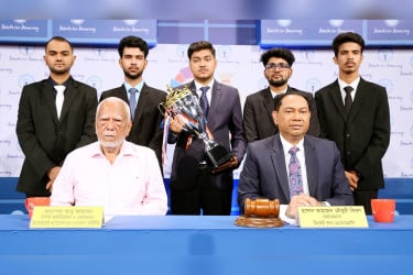 সরকারকে অর্থনীতি পুনরুদ্ধারে সময় দিতে হবে : আবু আহমেদ