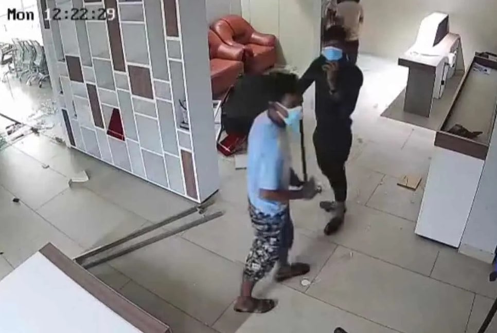 চাঁদা না পেয়ে ব্যবসা প্রতিষ্ঠানে হামলা, ৩৫ লাখ টাকা লুট