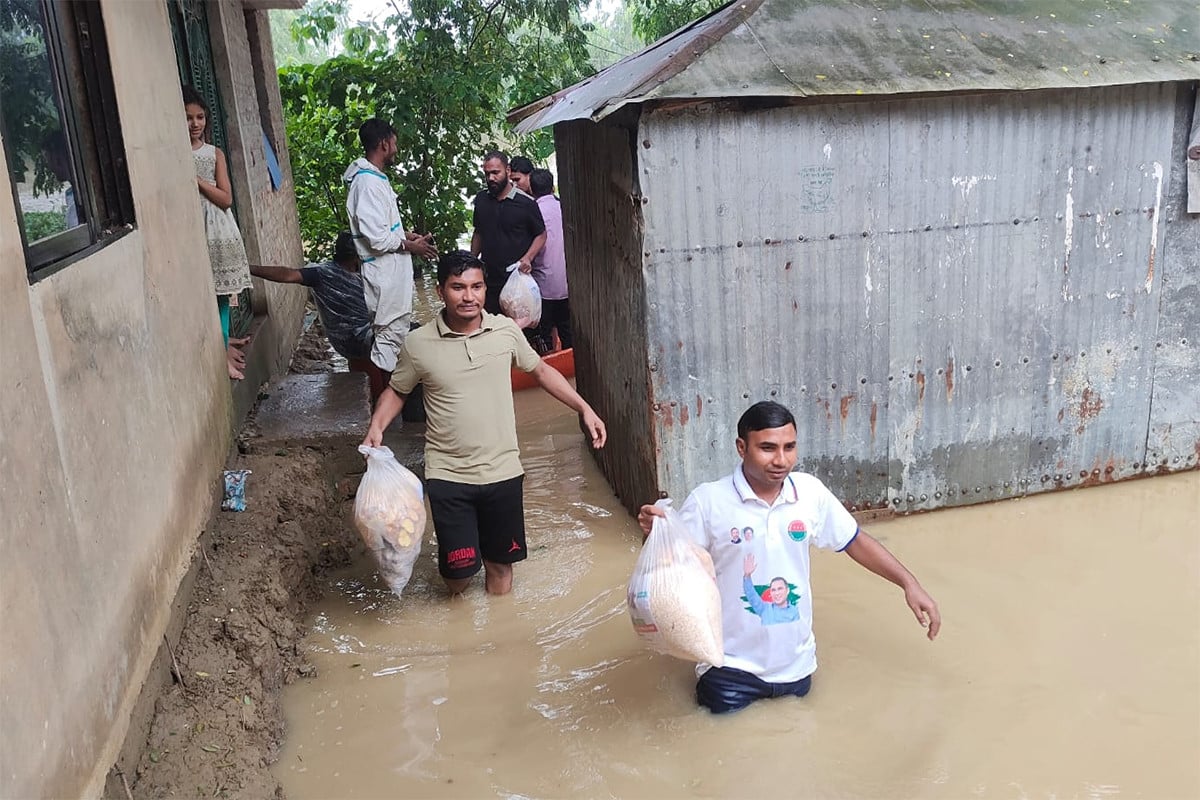 বন্যায় ক্ষতিগ্রস্তদের মাঝে খাদ্যসামগ্রী বিতরণ ছাত্রদল নেতার