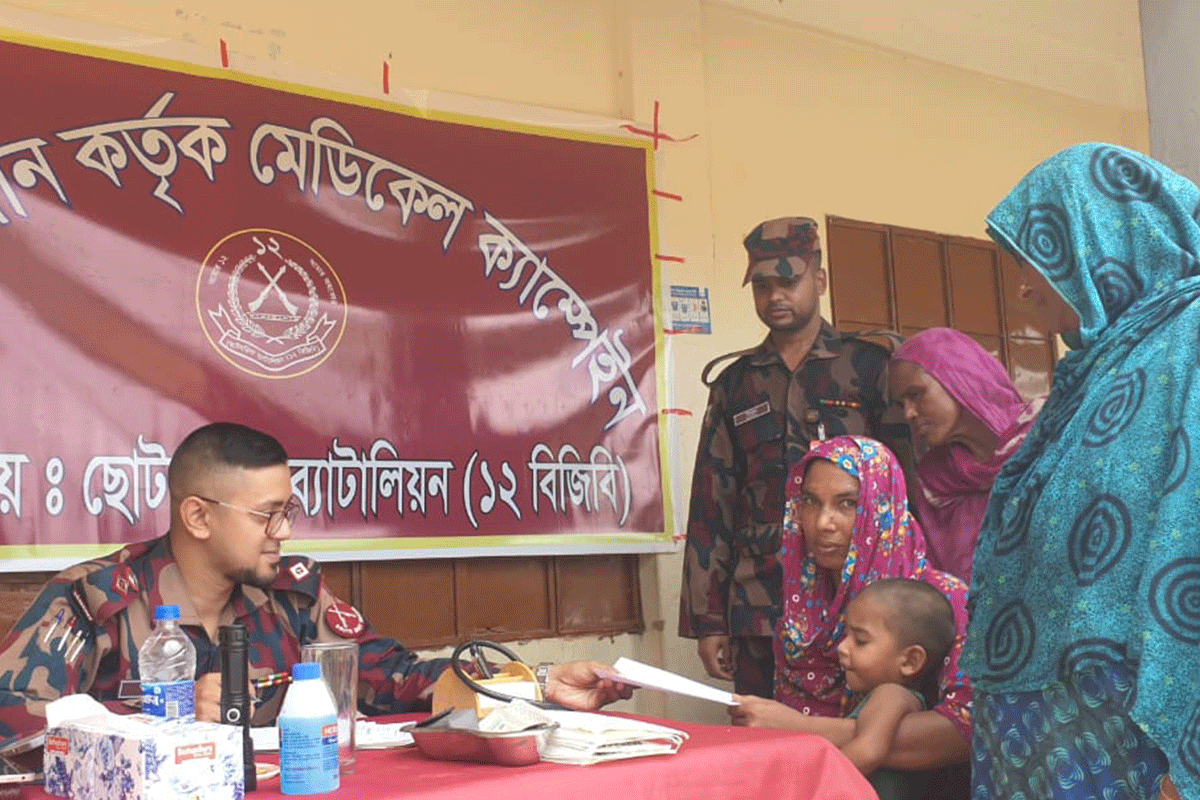 রাঙামাটি সীমান্তে বন্যার্তদের চিকিৎসা ও ওষুধ দিল বিজিবি