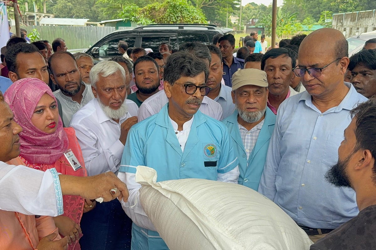 চট্টগ্রামের ক্ষতিগ্রস্থ খামারিদের মাঝে গোখাদ্য বিতরণ