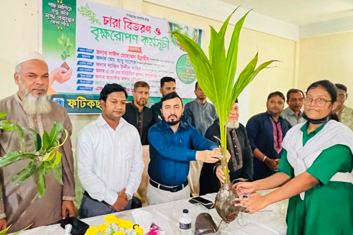 ফটিকছড়ি প্রেসক্লাবের উদ্যোগে চারা বিতরণ ও বৃক্ষরোপণ