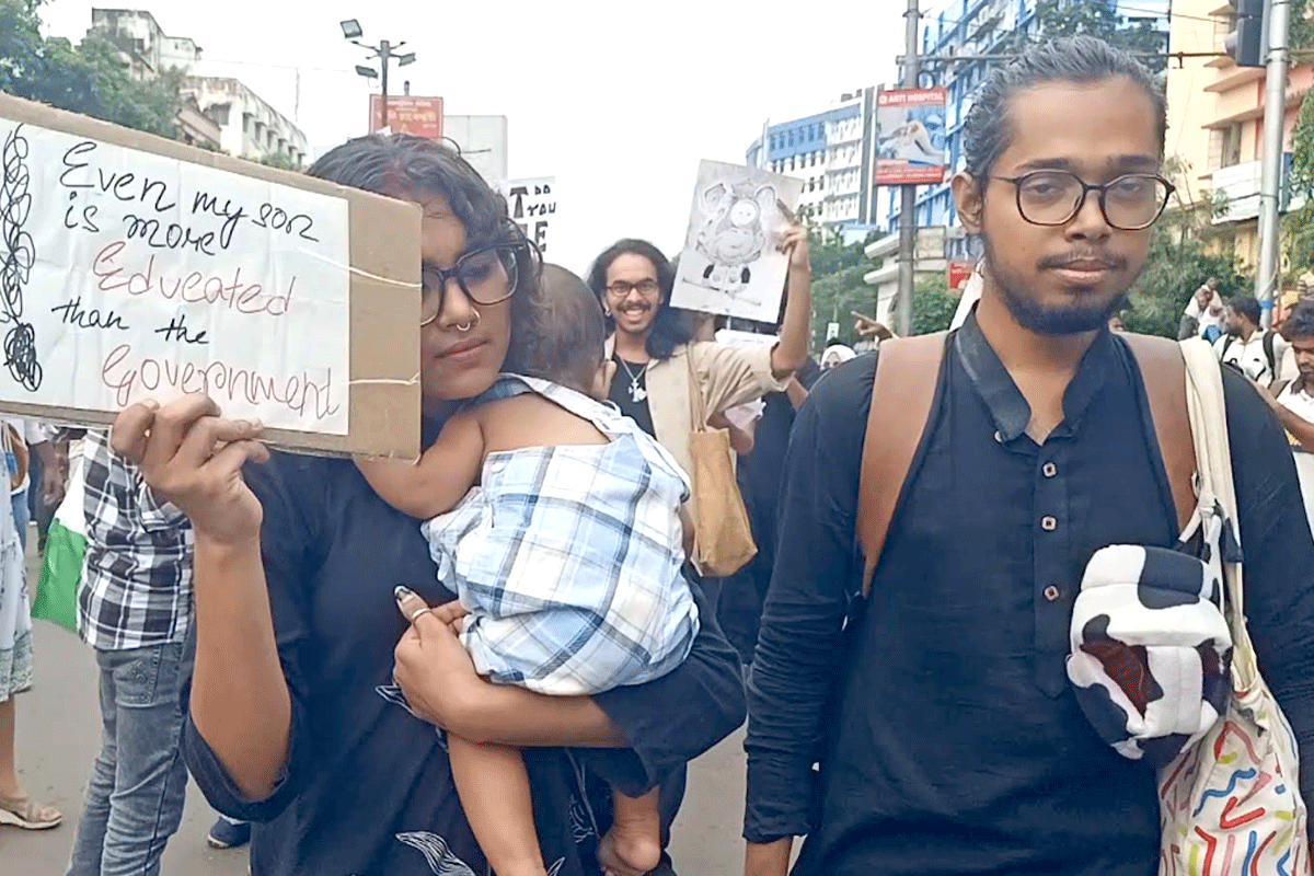 সাত মাসের শিশুকে নিয়ে কলকাতায় মা-বাবার প্রতিবাদ