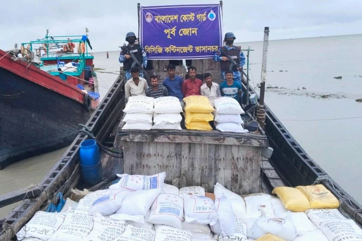 বিপুল সারসহ ছয় পাচারকারীকে আটক করল কোস্টগার্ড