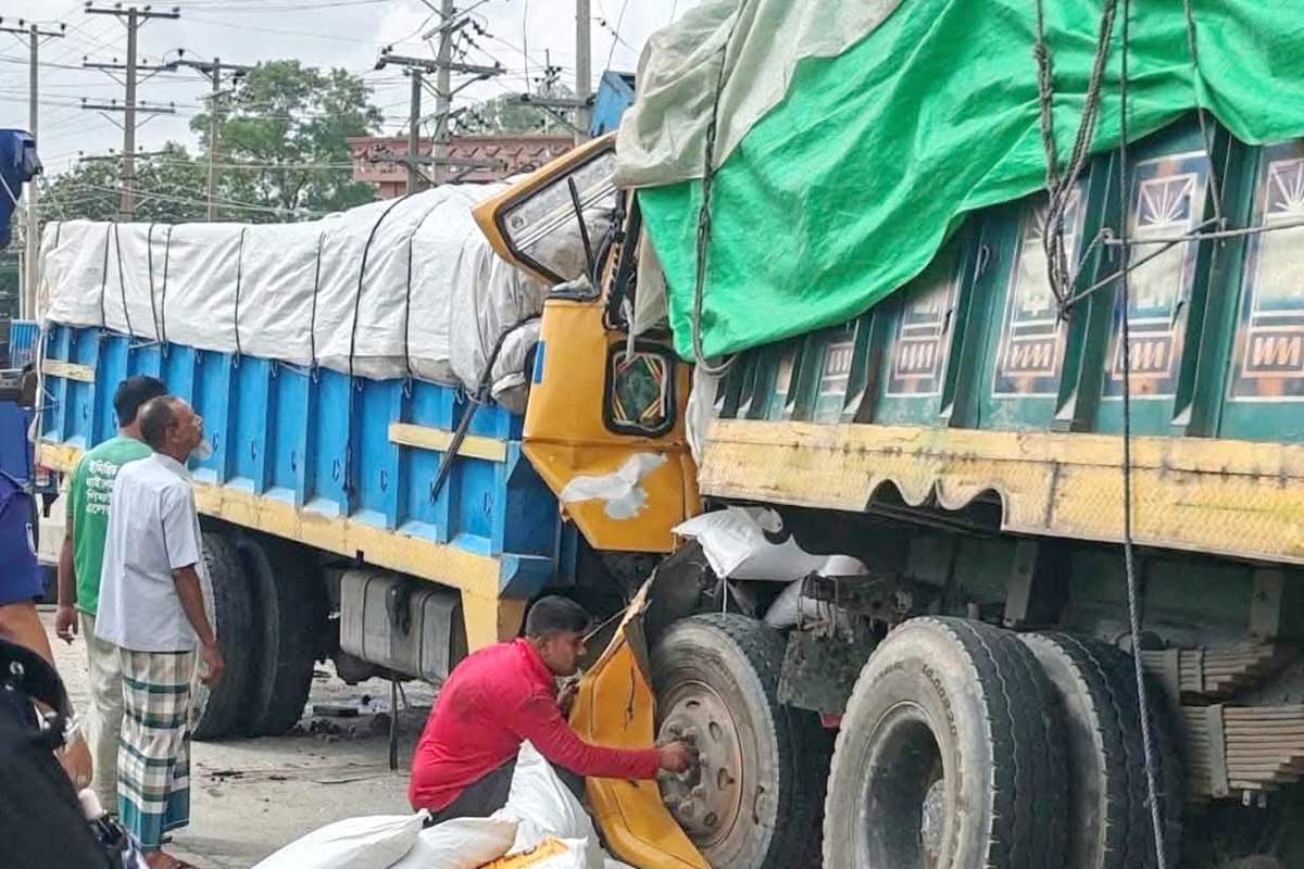 বগুড়ায় দাঁড়িয়ে থাকা ট্রাকে ধাক্কা, বাবা-ছেলেসহ নিহত ৩