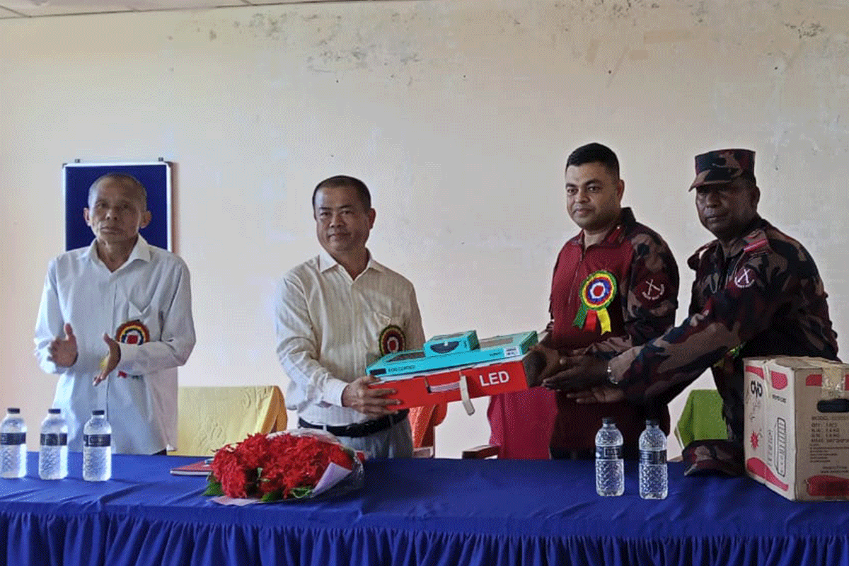 রাঙামাটিতে শিক্ষার মানোন্নয়নে বিজিবির কম্পিউটার বিতরণ
