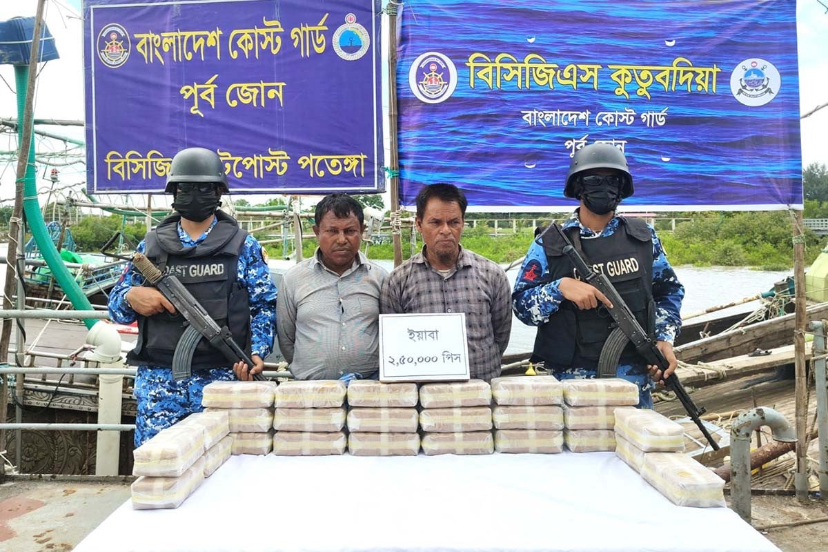 কোস্ট গার্ডের সংকেত অমান্য করে পালানো নৌকায় মিলল ১২ কোটি টাকার ইয়াবা