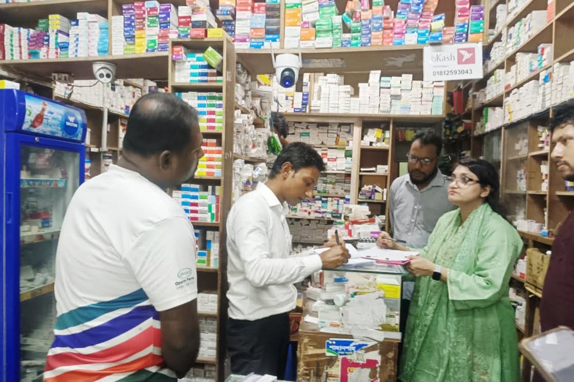 ফটিকছড়িতে চার ফার্মেসি মালিককে লাখ টাকা জরিমানা