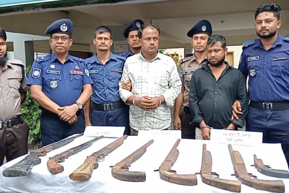 মহেশখালীতে আটটি অস্ত্র উদ্ধার, দুজন আটক