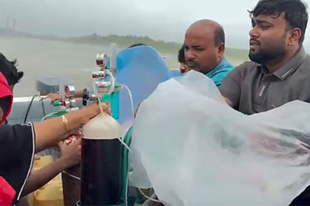 অক্সিজেনের নল লাগিয়ে উত্তাল সাগরে মুমূর্ষু বৃদ্ধাকে পার করার দৃশ্য ভাইরাল