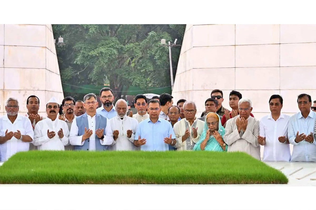 জিয়াউর রহমান ও খালেদা জিয়ার কবরে প্রধানমন্ত্রীর শ্রদ্ধা