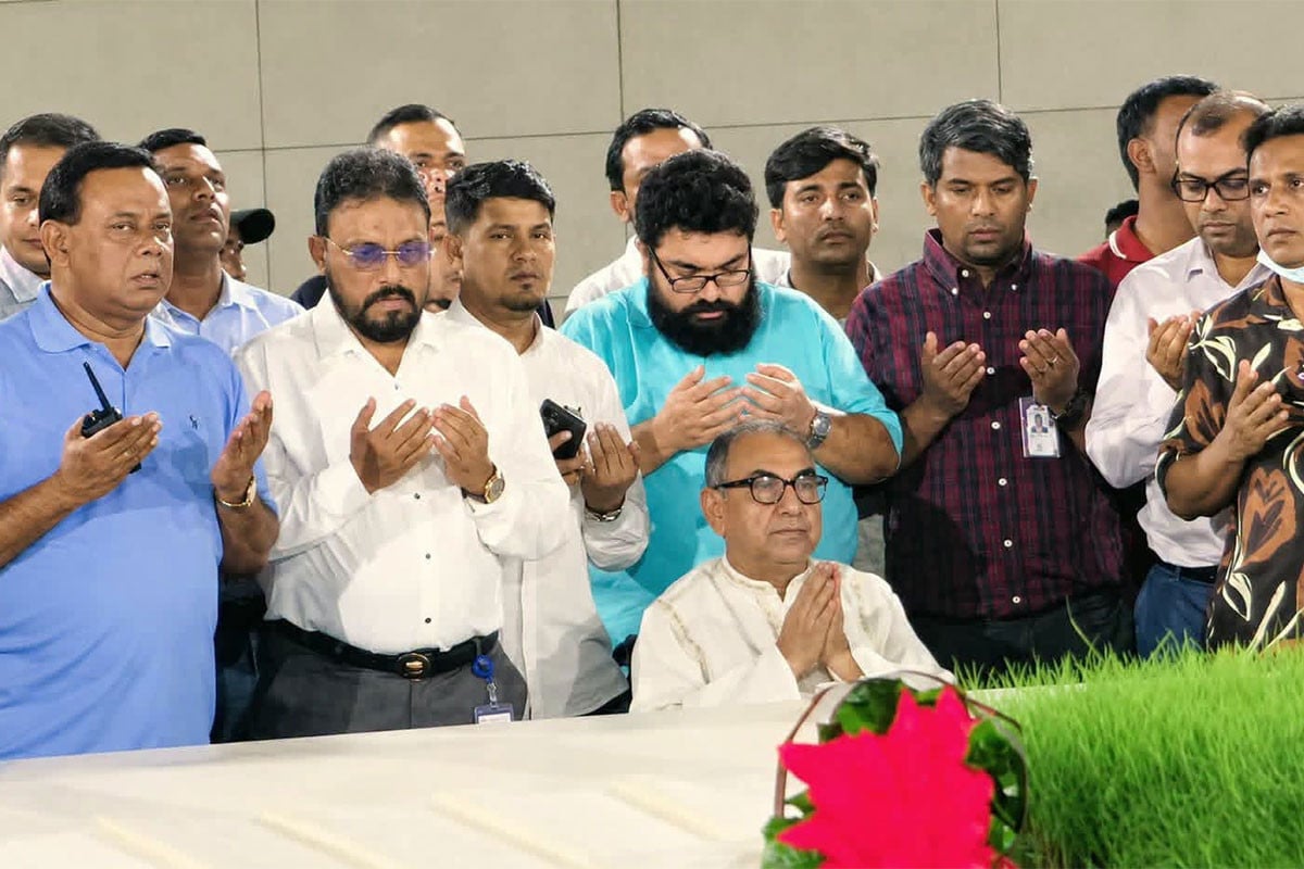 জিয়া ও খালেদা জিয়ার কবর জিয়ারত করলেন মির্জা আব্বাস