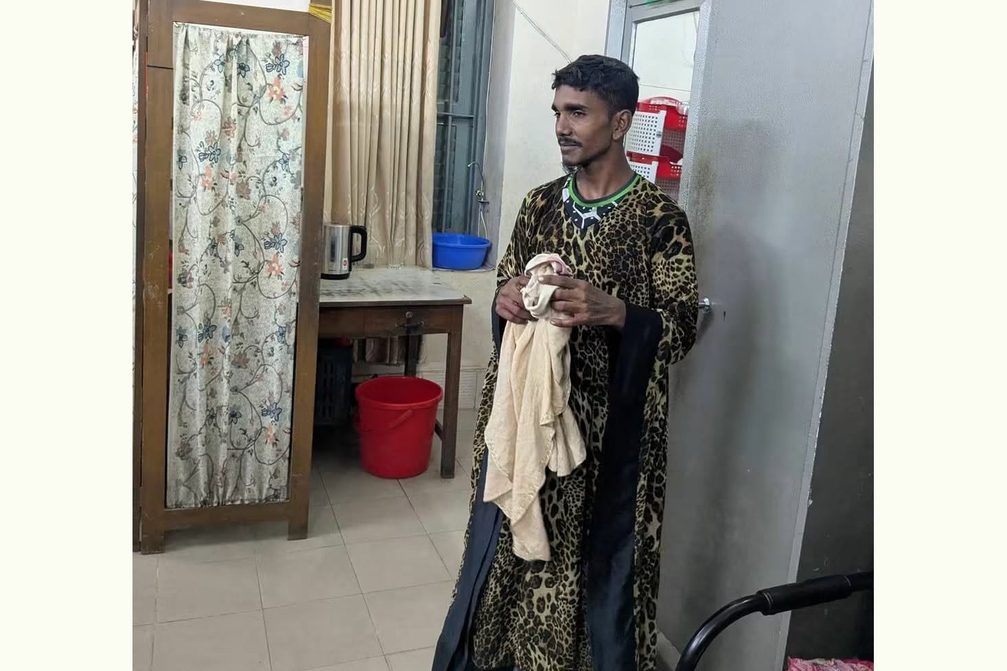 জবি ক্যাম্পাসে বোরকা পরে নারীর ছদ্মবেশে আসা এক পুরুষ আটক