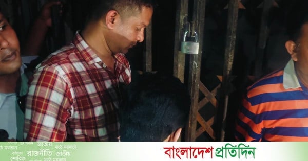নরসিংদীতে মদের দোকানে তালা, বন্ধের দাবি