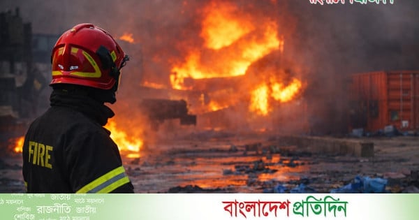 রাজধানীর বনানীতে বহুতল ভবনে আগুন