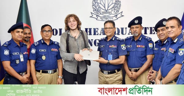 জার্মান পর্যটকের উদ্ধার ল্যাপটপ হস্তান্তর করলো পুলিশ
