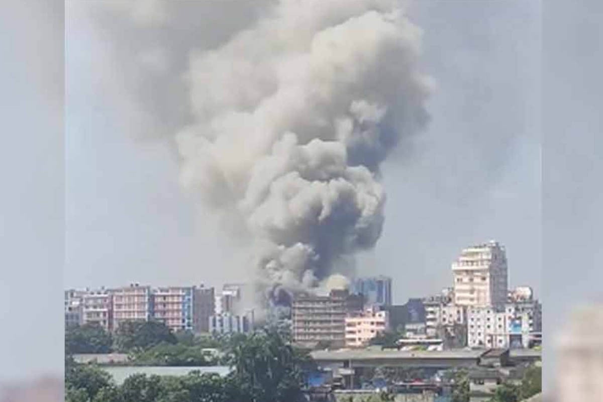 টঙ্গীতে ওষুধ কারখানায় ভয়াবহ আগুন, নিয়ন্ত্রণে কাজ করছে ১৮ ইউনিট