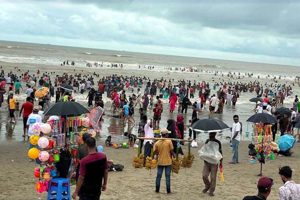 দুর্গাপূজার ছুটি ঘিরে পর্যটকের ভিড়ে মুখর কক্সবাজার