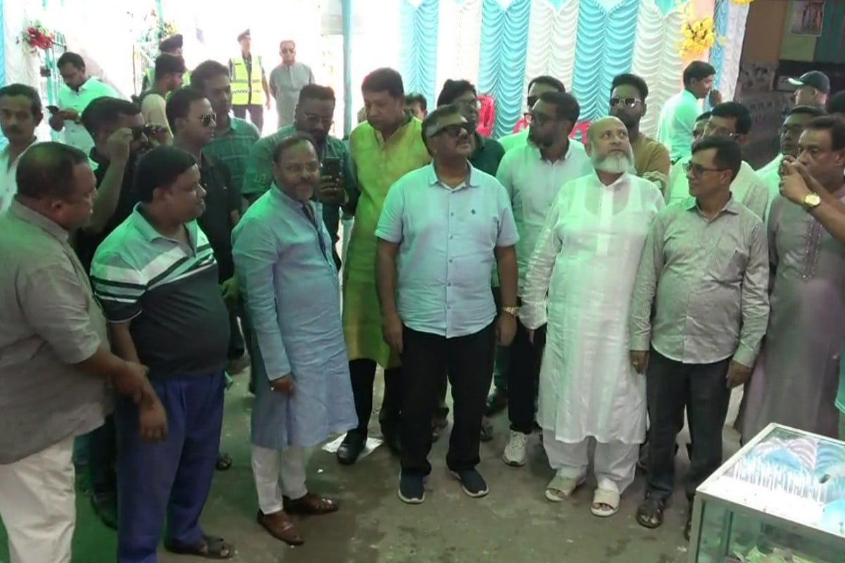 নাটোরে ভারতীয় সহকারী হাইকমিশনার শ্রী মনোজ কুমার পূজামণ্ডপ পরিদর্শন