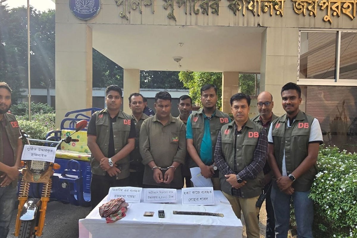 জয়পুরহাটে চালককে হত্যা করে ভ্যান ছিনতাই, প্রধান আসামিসহ গ্রেপ্তার ৪