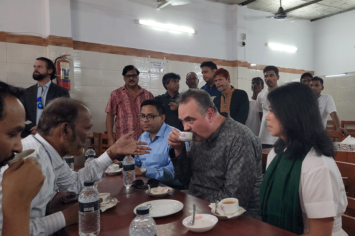 নারায়ণগঞ্জে আতিথেয়তায় মুগ্ধ মার্কিন রাষ্ট্রদূত