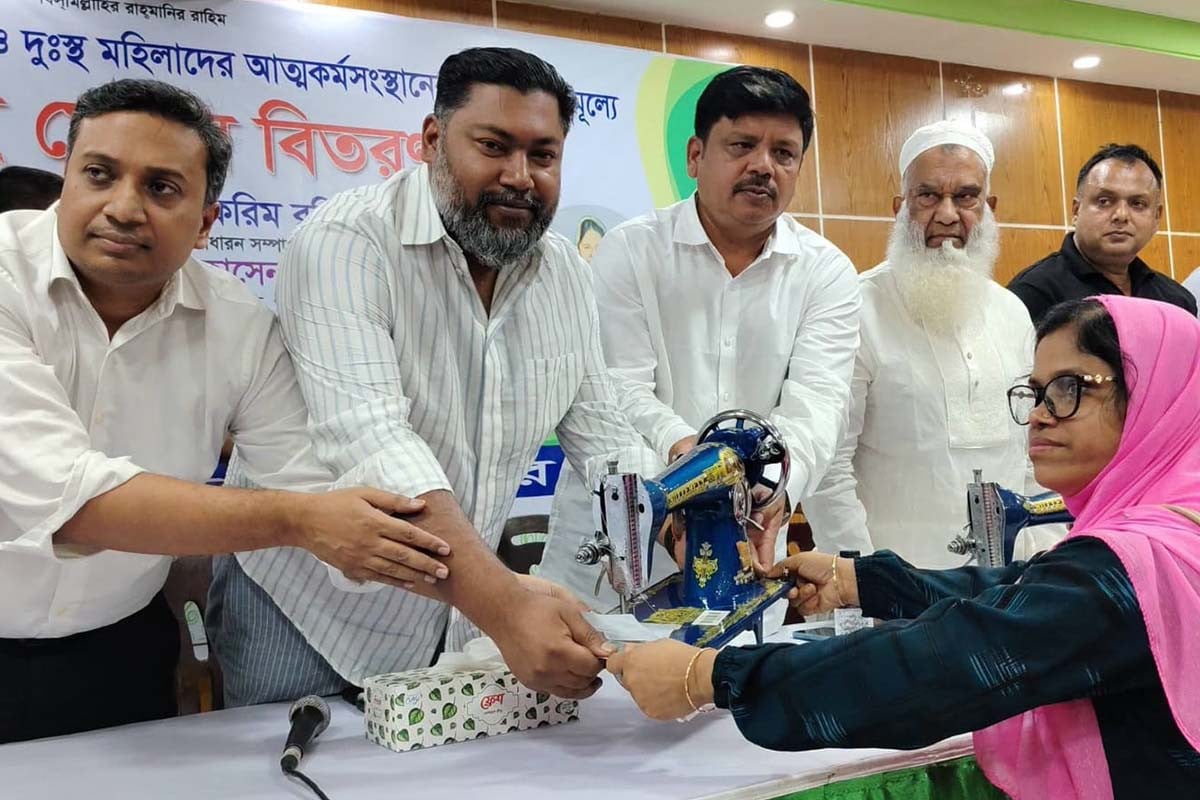 গাজীপুরে ৭৩ নারীর কাছে সেলাই মেশিন বিতরণ