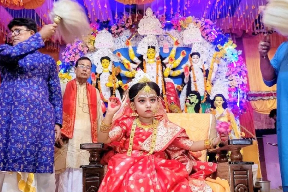বগুড়ার শাজাহানপুরে কুমারী পূজায় ভিড়