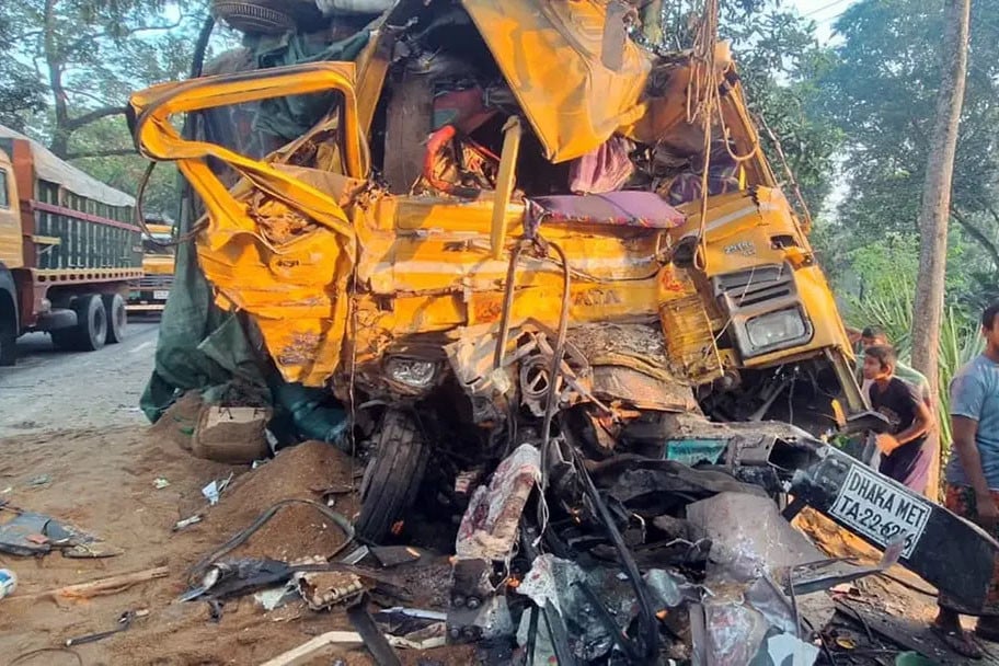 নাটোরে বাস ও ট্রাকের সংঘর্ষে নিহত ১০