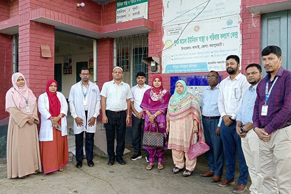 জয়পুরহাটে স্বাস্থ্যকেন্দ্র পরিদর্শন করলেন পরিচালক মাহফুজ খানম