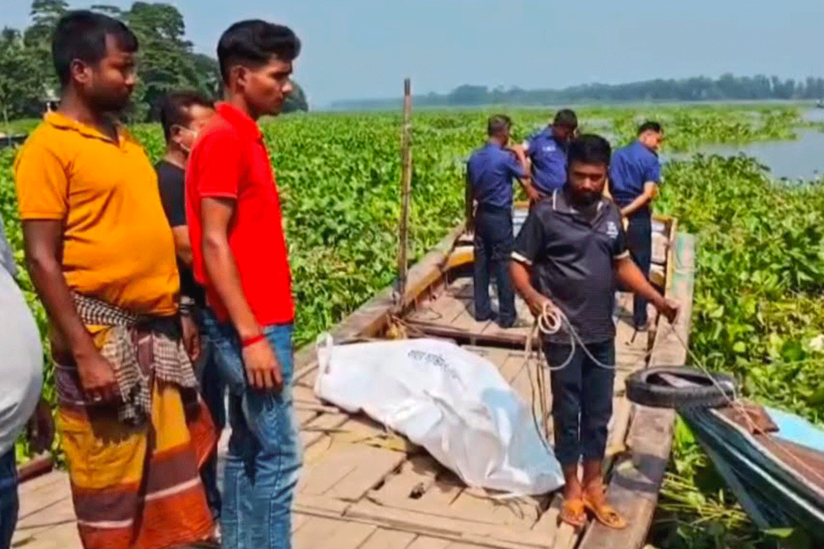 পিরোজপুরে ট্রলারডুবি: গৃহবধূ রীনা বেপারীর মরদেহ উদ্ধার