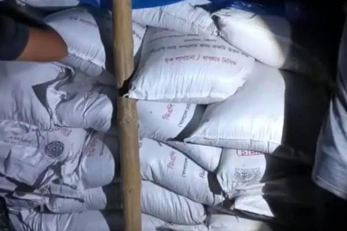পাবনা বসতবাড়ি থেকে ৯৯ বস্তা সার উদ্ধার