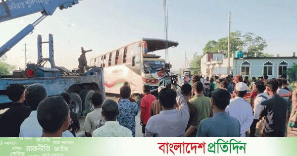 রংপুরে দাঁড়িয়ে থাকা ট্রাকে বাসের ধাক্কা, ভাই-বোনসহ নিহত ৪