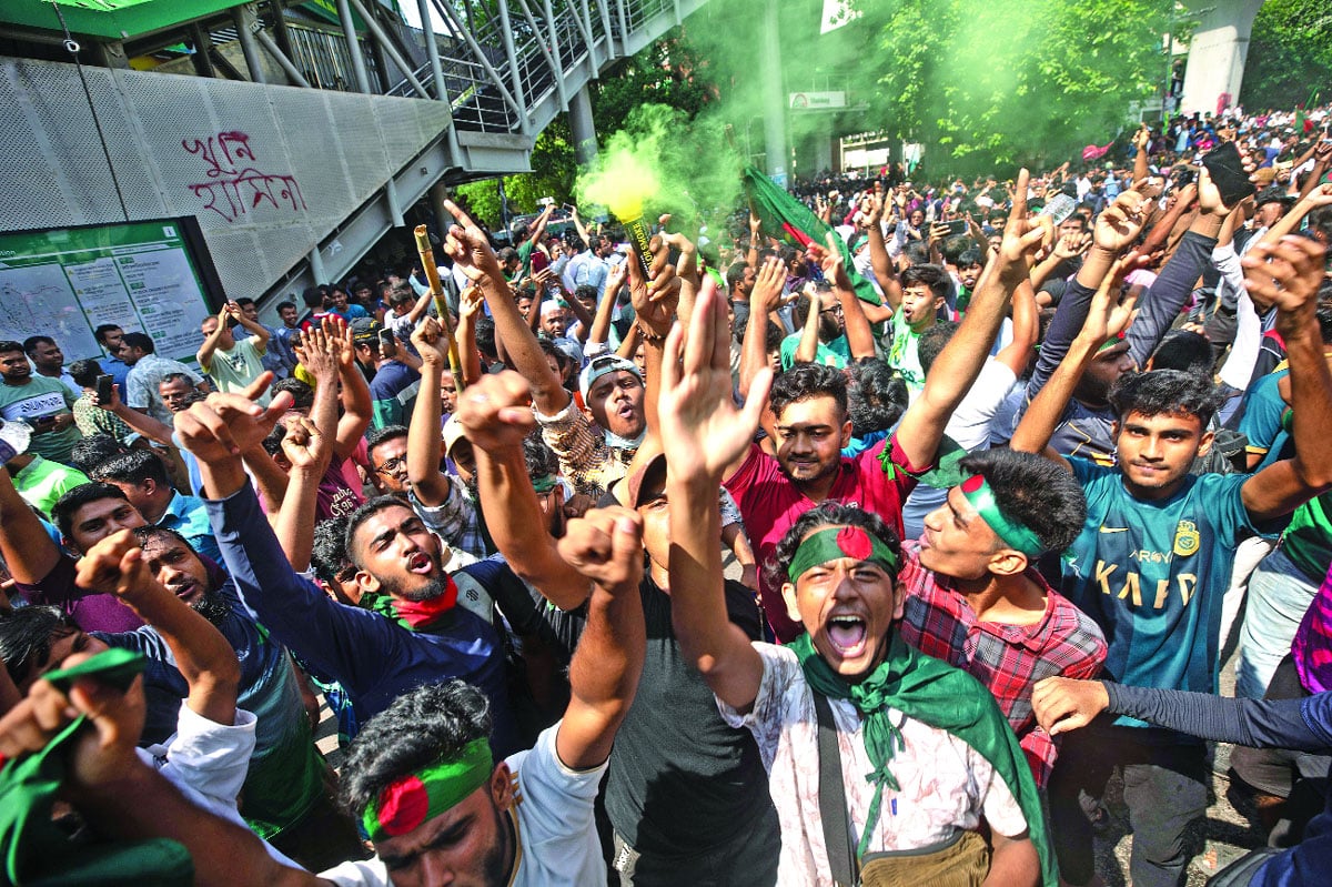 শাহবাগে বিজয়োল্লাসে অংশ নেয় সব শ্রেণির মানুষ