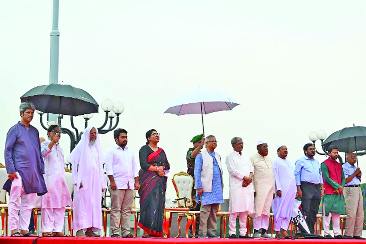 জুলাই গণ অভ্যুত্থান দিবস উপলক্ষে গতকাল রাজধানীর মানিক মিয়া অ্যাভিনিউতে অনুষ্ঠানে ঘোষণাপত্র পাঠসহ ছিল নানা আয়োজন। মঞ্চে এককাতারে প্রধান উপদেষ্টা ড. মুহাম্মদ ইউনূসের সঙ্গে বিভিন্ন দলের নেতারা -রোহেত রাজীব