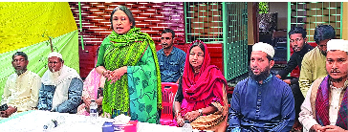 মানিকগঞ্জ-১ আসনে বিএনপি প্রার্থী এস এ জিন্নাহ কবিরের পক্ষে ভোটারদের দ্বারে তাঁর সহধর্মিণী শায়লা কবির