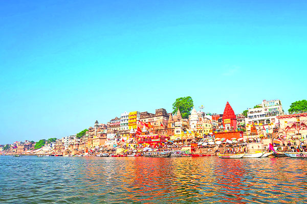 গঙ্গা নদীর তীরে অবস্থিত এই শহরটি হিন্দুধর্মের আধ্যাত্মিক প্রাণকেন্দ্র। এর ঘাটে ভোরের নৌকাভ্রমণ এবং সন্ধ্যায় ‘গঙ্গা আরতি’  দেখা এক অপার্থিব অভিজ্ঞতা। এখানকার সরু গলিগুলো মধ্যযুগীয় ভারতের কথা মনে করিয়ে দেবে...