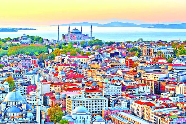 দুই মহাদেশের সেতুবন্ধন ইস্তাম্বুলের আকাশরেখা মসজিদের মিনার আর গির্জার গম্বুজ দিয়ে সাজানো। হাজিয়া সোফিয়া এই শহরের ইতিহাসের সেরা উদাহরণ- যা গির্জা থেকে মসজিদে এবং পরে জাদুঘরে রূপান্তরিত হয়েছিল