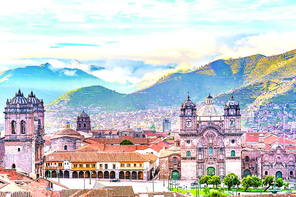 দুই মহাদেশের সেতুবন্ধন ইস্তাম্বুলের আকাশরেখা মসজিদের মিনার আর গির্জার গম্বুজ দিয়ে সাজানো। হাজিয়া সোফিয়া এই শহরের ইতিহাসের সেরা উদাহরণ- যা গির্জা থেকে মসজিদে এবং পরে জাদুঘরে রূপান্তরিত হয়েছিল