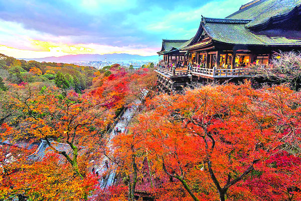 দুই মহাদেশের সেতুবন্ধন ইস্তাম্বুলের আকাশরেখা মসজিদের মিনার আর গির্জার গম্বুজ দিয়ে সাজানো। হাজিয়া সোফিয়া এই শহরের ইতিহাসের সেরা উদাহরণ- যা গির্জা থেকে মসজিদে এবং পরে জাদুঘরে রূপান্তরিত হয়েছিল