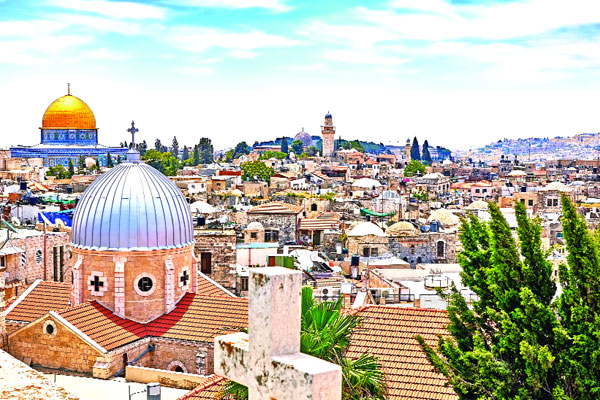 দুই মহাদেশের সেতুবন্ধন ইস্তাম্বুলের আকাশরেখা মসজিদের মিনার আর গির্জার গম্বুজ দিয়ে সাজানো। হাজিয়া সোফিয়া এই শহরের ইতিহাসের সেরা উদাহরণ- যা গির্জা থেকে মসজিদে এবং পরে জাদুঘরে রূপান্তরিত হয়েছিল