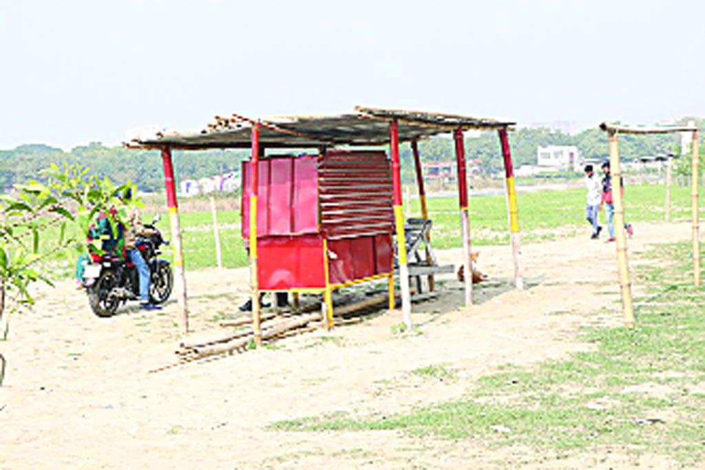 শুকিয়ে যাচ্ছে প্রমত্তা পদ্মা