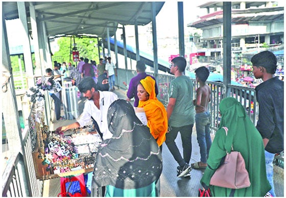 রাজধানীতে অরক্ষিত ফুটওভার ব্রিজ