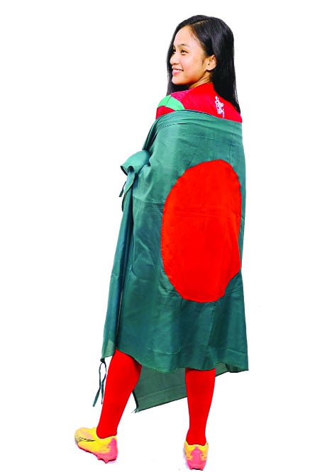 নারী ফুটবল দলকে ব্যতিক্রমী সংবর্ধনা