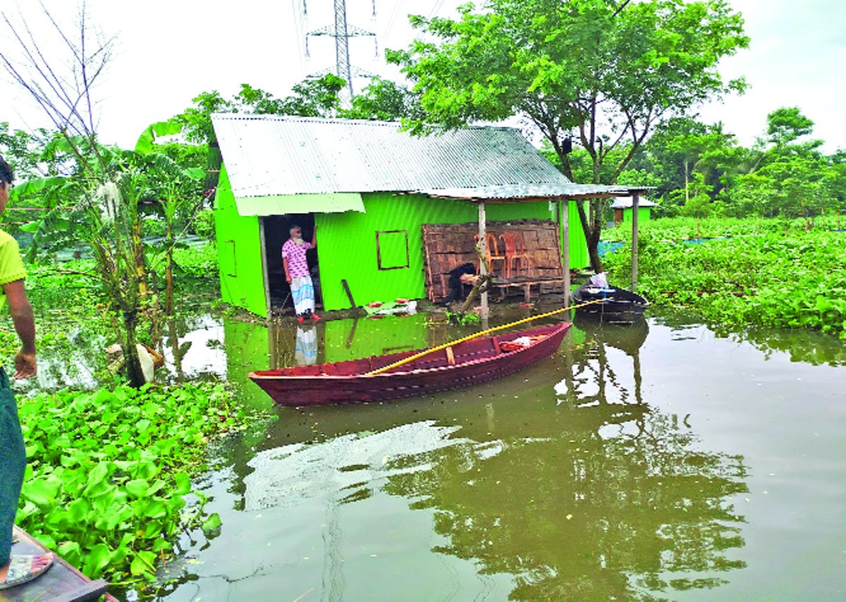 নোয়াখালীতে বসতবাড়িতে উঠেছে পানি