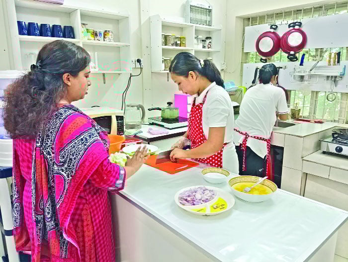 গৃহস্থালি কাজে মাসে লাখ টাকা আয় পাহাড়ের নারীদের