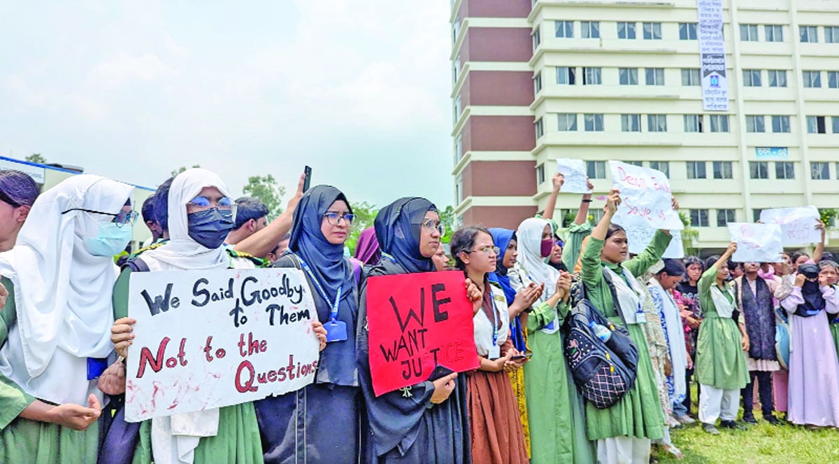 দুর্ঘটনায় নিহতদের নামপরিচয় প্রকাশসহ ছয় দফা দাবিতে গতকাল দিয়াবাড়ীতে শিক্ষার্থীদের বিক্ষোভ -বাংলাদেশ প্রতিদিন